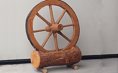 Fioriera con ruota in legno